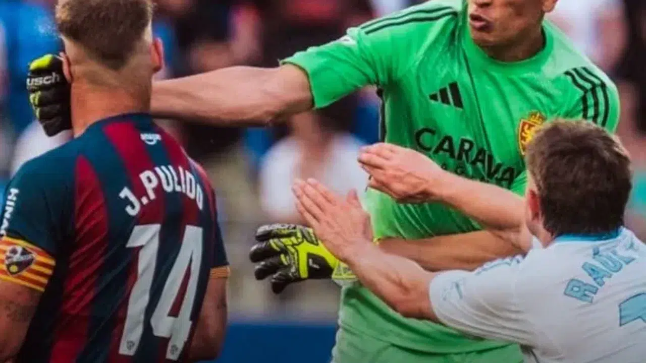 Eldivenleri çıkardı yumruğu çaktı! İspanya'da kaleci Andrada'ya 13 maçlık infaz