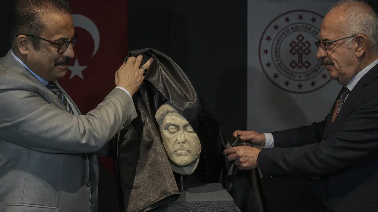 Mermer heykel başı İzmir Arkeoloji Müzesi'nde sergilenmeye başladı.