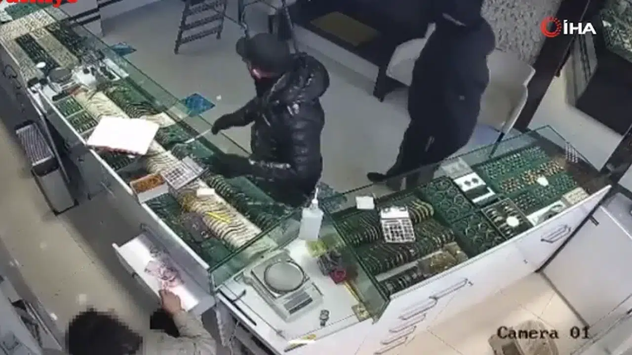 Kuyumcu esnafı soygunculara pabuç bırakmadı! Kaçacak delik aradılar