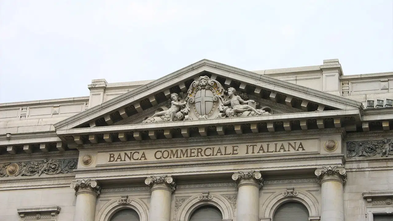 Napoli'de film gibi soygun: Kanalizasyondan geldiler, servetle gittiler...