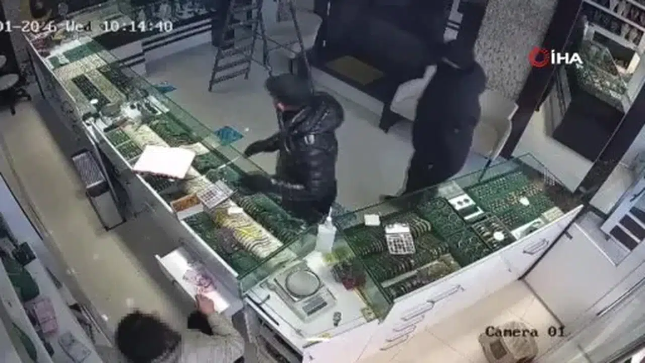 Başakşehir’de film gibi soygun girişimi! Niyeti bozdular ama sesi duyunca kaçtılar