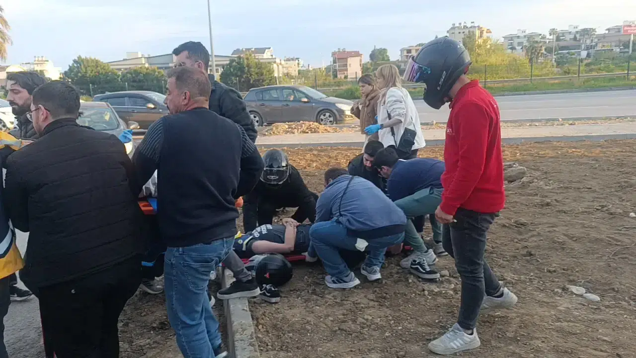 Manavgat'ta otomobille çarpışan motosikletteki iki kişi yaralandı!