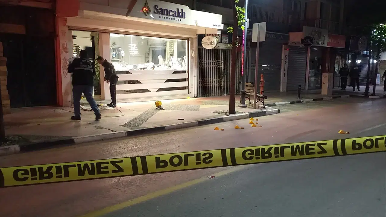 Altınları yola savurdular ama kurtulamadılar! Manisa’da film gibi operasyon