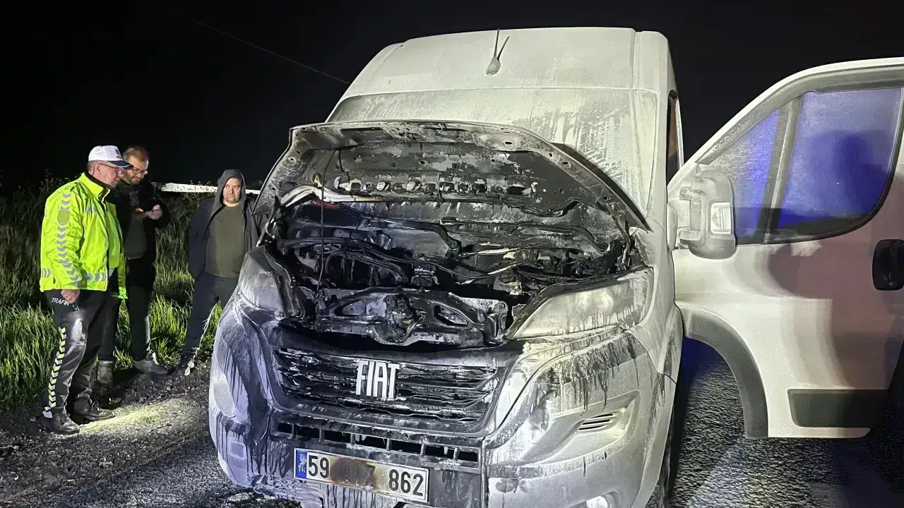Tekirdağ'da facianın eşiğinden dönüldü: Hareket halindeki servis minibüsü bir anda alev aldı!