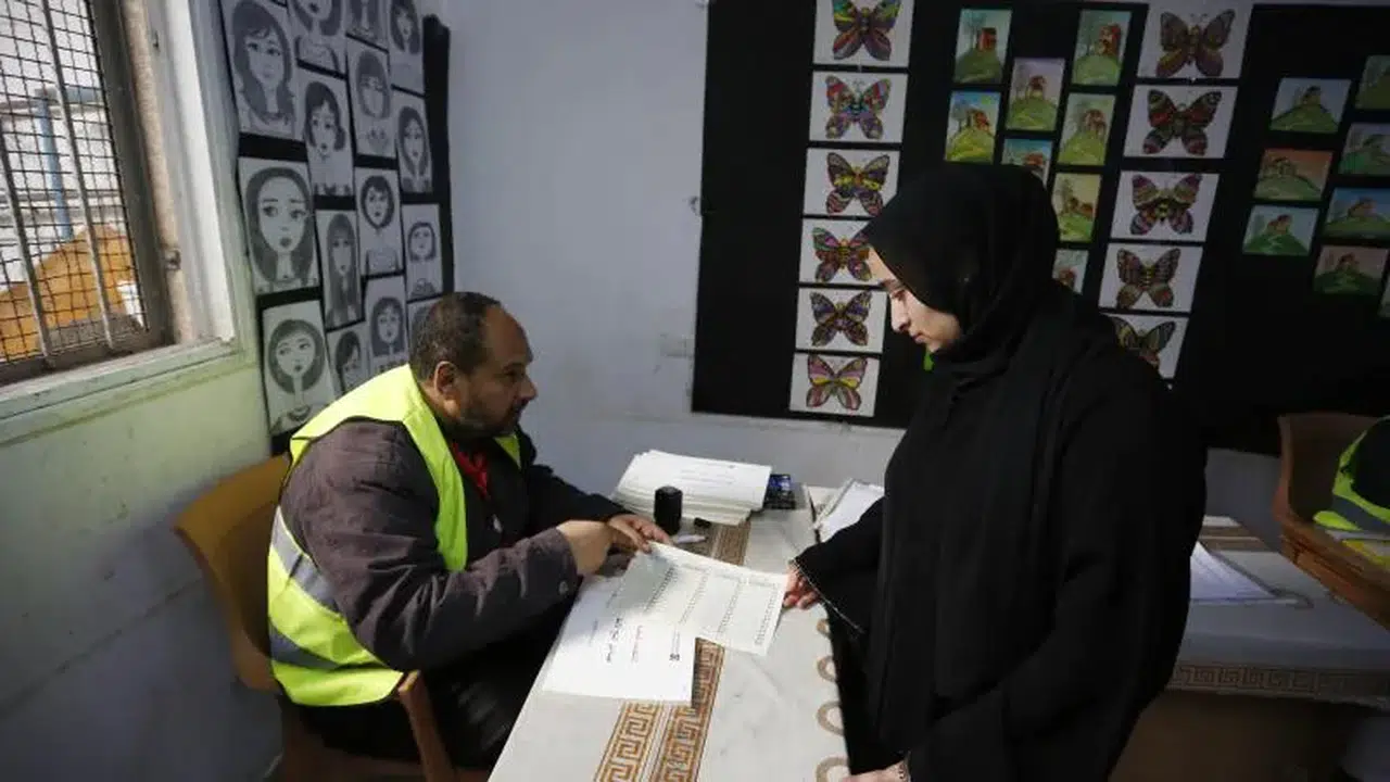 Gazze’de mucize sandığı: Enkazların arasında 21 yıl sonra ilk seçim!