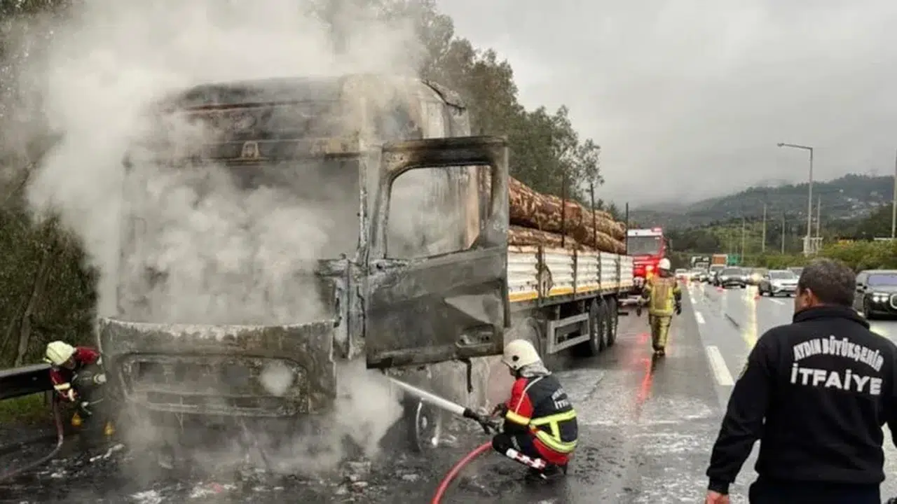 Otoyolda can pazarı: Tünel girişinde tomruk yüklü tır alev alev yandı!