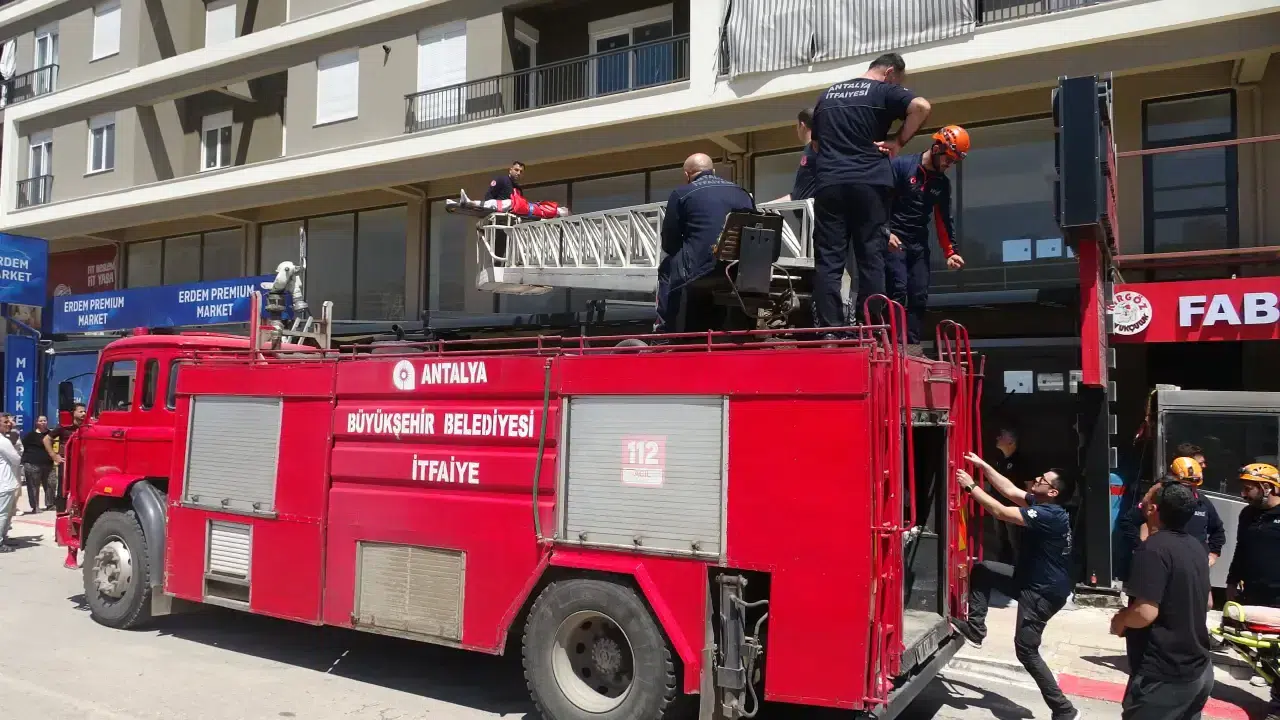 Kepez'de ölümle yaşam arasında bir tente: İtfaiye ve AFAD seferber oldu