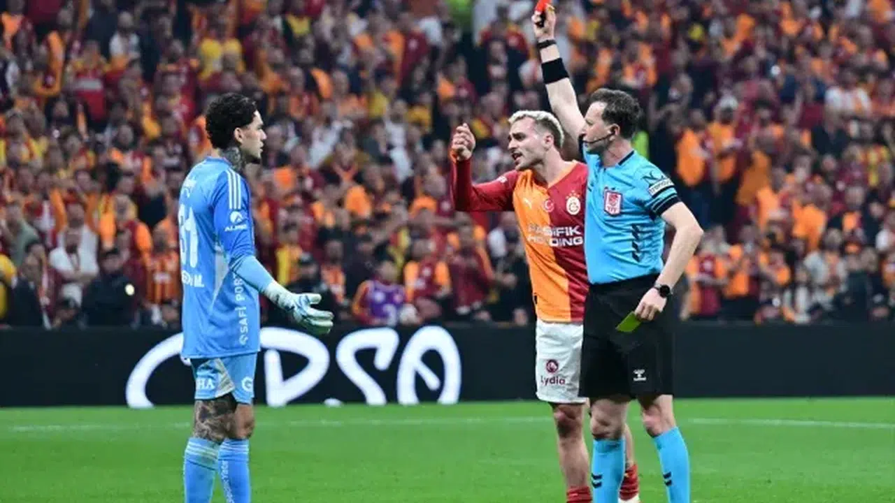VAR monitörünü yumrukladı, bileti kesildi! Ederson'a kaç maç ceza gelecek?
