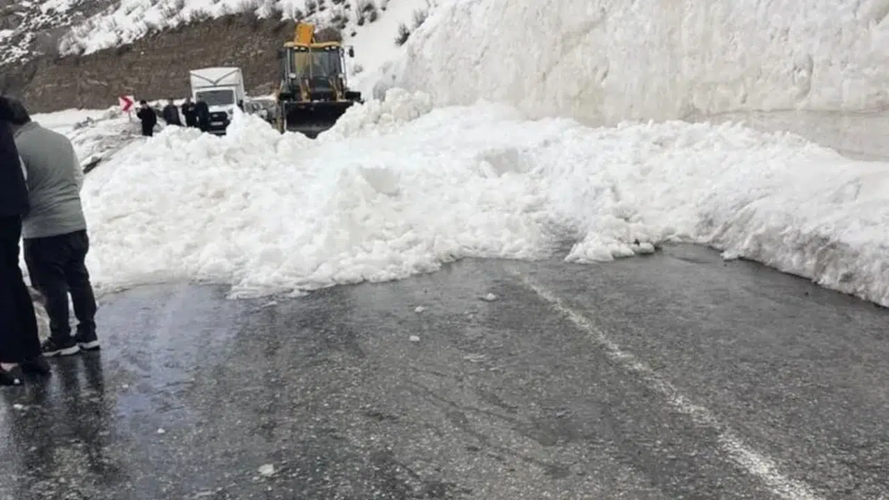 Hakkari-Şırnak yolunda korkutan anlar: Dev çığ ulaşımı felç etti!