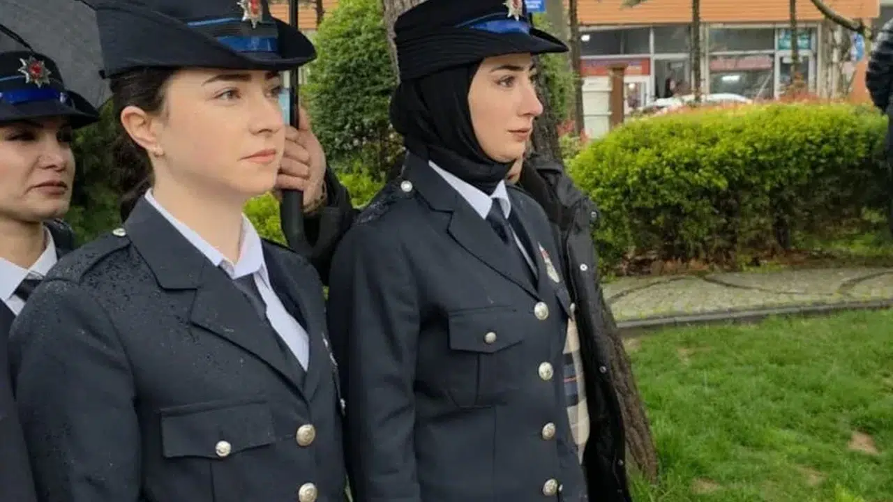 Diyarbakır'dan tüm Türkiye'ye birlik mesajı: Yağmur başladı, şemsiyeler polise tutuldu!