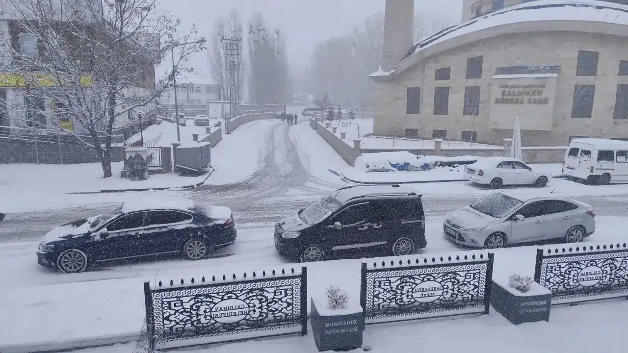 Van Çaldıran'da Nisan ayında kar kalınlığı 30 santimetreye ulaştı!