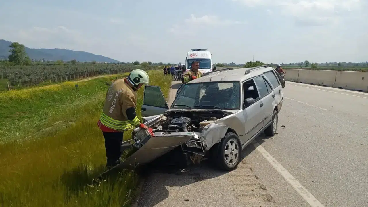 Hatay’ın Hassa ilçesinde tırla çarpışan otomobildeki iki kişi yaralandı