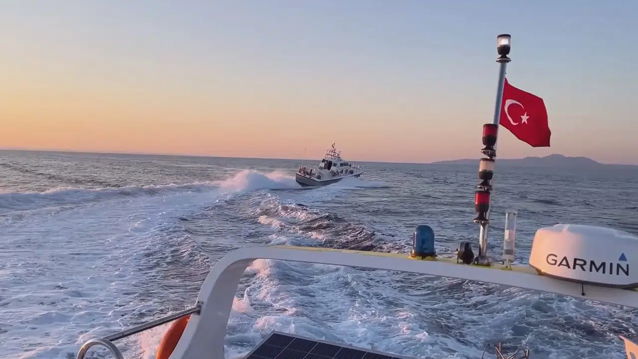 İt dalaşı değil, 'gemi dalaşı'! Yunan botu Türk balıkçıyı hedef aldı: Türk botu gelince kaçacak yer aradılar