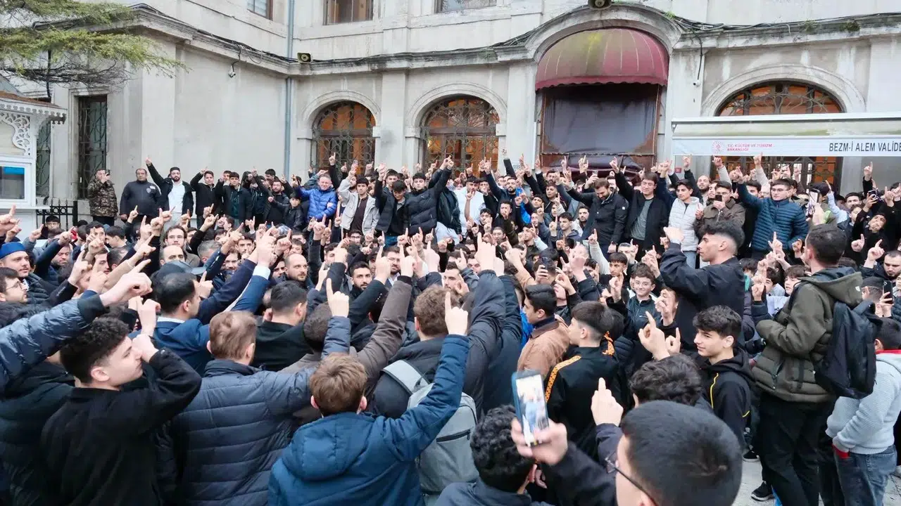 Dolmabahçe’de 1453 gençle dev buluşma: İstanbul’un 39 ilçesinden seher akını!