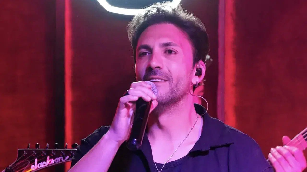 İlhan Güryalçın yeni şarkısını ilk kez sahnede seslendirdi