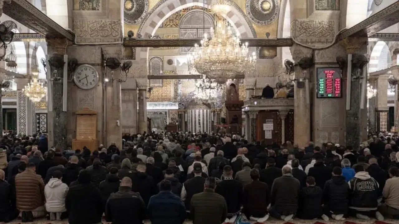 İsrail’in 41 günlük ablukası kırıldı: Kudüs’te tarihi sabah! Binlerce müslüman saf tuttu