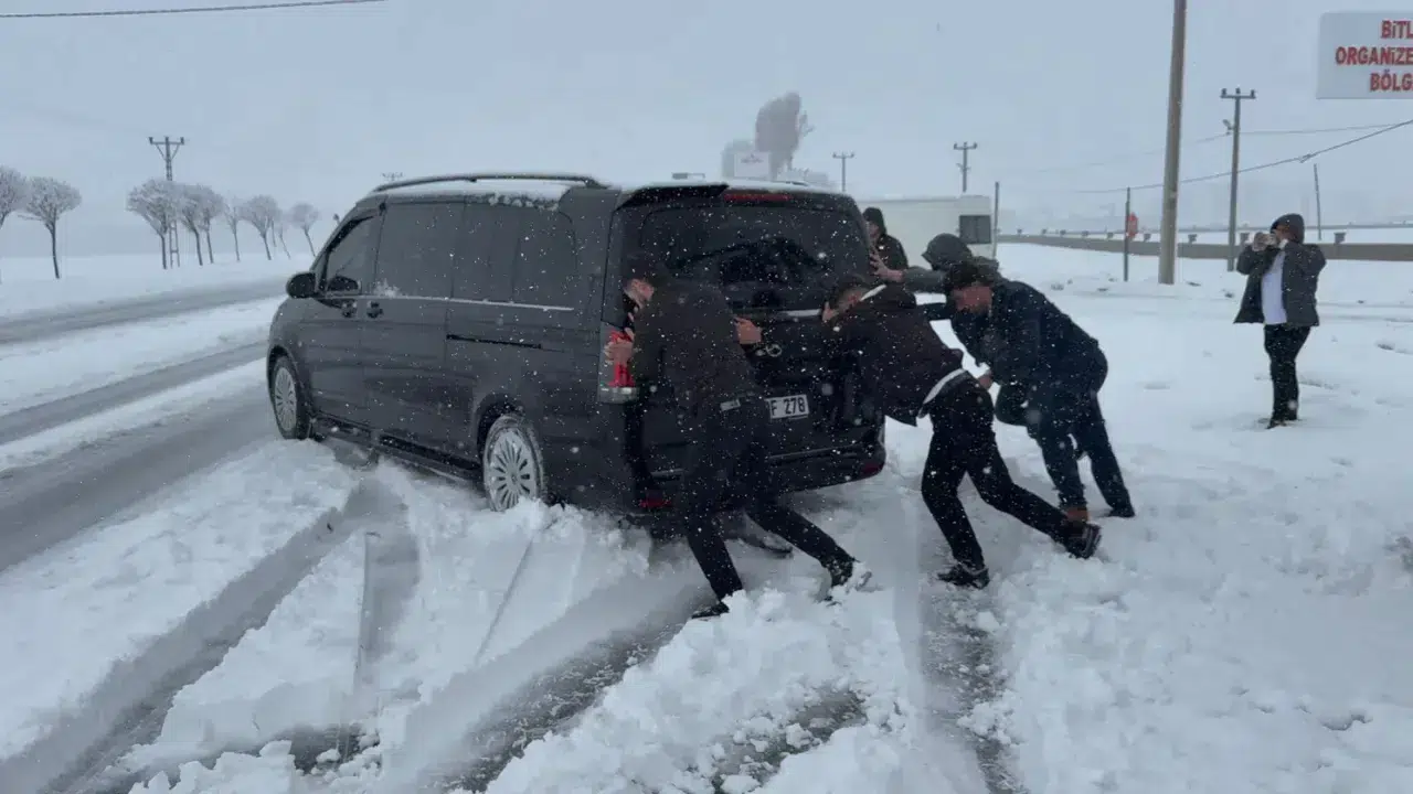 Kışın intikamı acı oldu! Bitlis'te Nisan ortasında kar esareti: Tırlar yollara dizildi