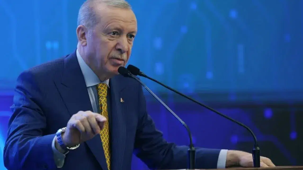 Erdoğan'dan Özel'e sert tepki: 'Bakanlığı bırak, partindeki skandallara bak!'