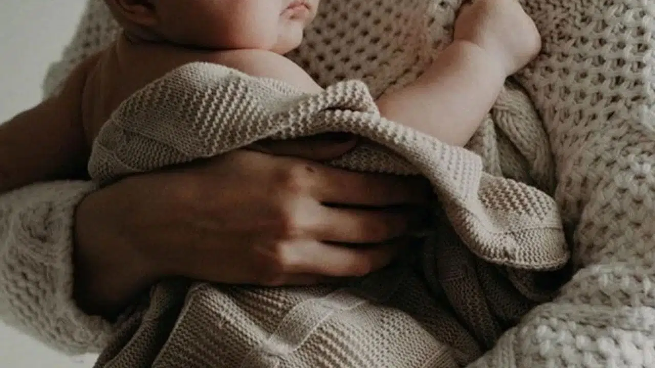 Doğum izni 24 haftaya çıktı mı! Mevcut izinli anneler 8 hafta ek süre alacak mi, babalik izni kaç gün oldu?