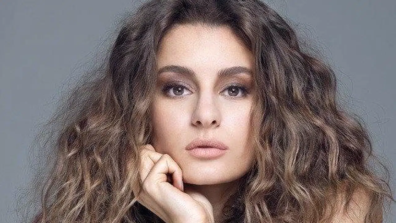 Saygı konserinde Atiye rüzgarı: Sahne kostümü görenleri hayrete düşürdü!