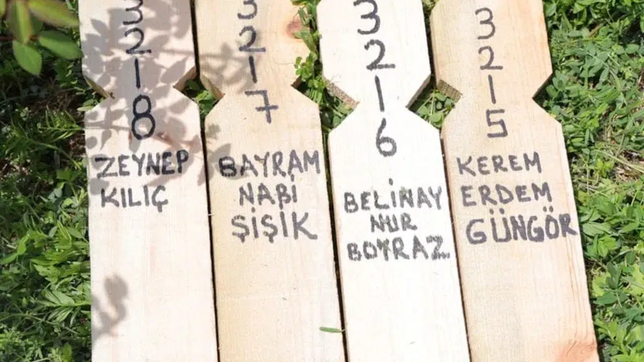 Kahramanmaraş'ta okul saldırısında ölen dört öğrenci yan yana defnedildi