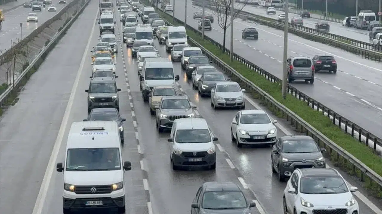 İstanbul'da kaosun rengi kırmızı: Yüzde 83 yoğunlukla şehir resmen durdu!