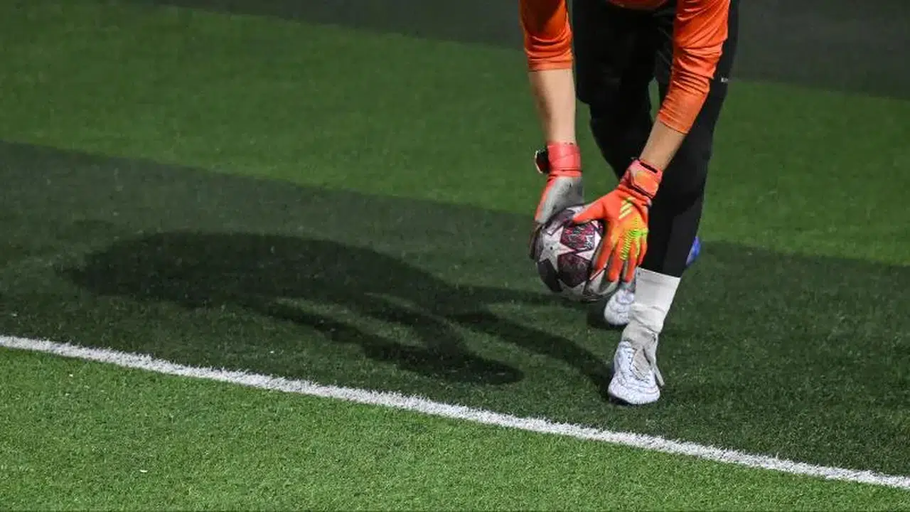 Halı sahada 'sinsi' tehlike: Göğsünüze gelen top kalbinizi durdurabilir!