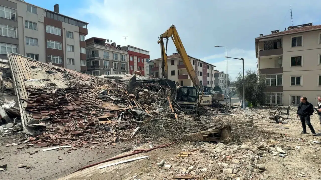 Görüntüler dehşete düşürdü! Avcılar'da kentsel dönüşüm yıkımında bina operatörün üstüne yıkıldı