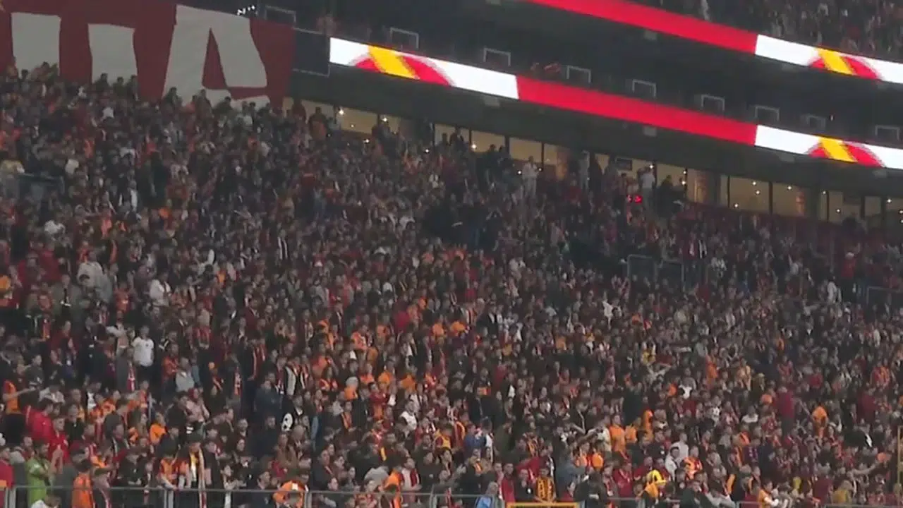 Rams Park’ta tarihi antrenman: 30 bin taraftar gövde gösterisi yaptı