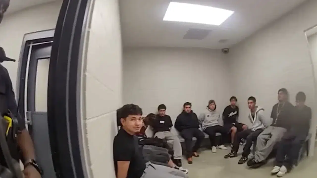 200 kişi kavşağı işgal etti, polis şok cihazıyla müdahale etti!