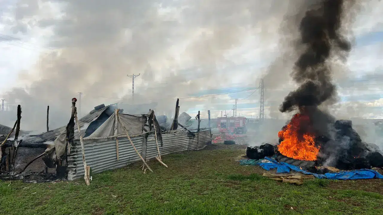 Facia kıl payı atlatıldı! Çorum’da ağıl yangını: 150 balyalık emek bir anda kül oldu