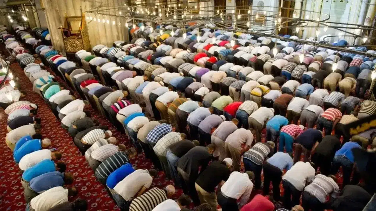 Bugün cuma namazı saat kaçta, 17 Nisan İstanbul, İzmir, Ankara cuma namazı vakitleri, hutbe konusu ne?