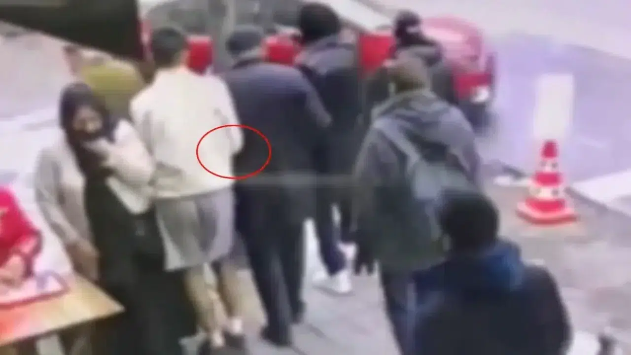 Beyoğlu'nda cep telefonu çalan yankesici güvenlik kamerasınca yakalandı!