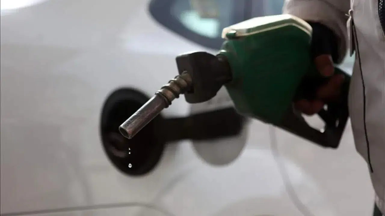 Petrol alev aldı, pompa coştu! Akaryakıtta tarihi zam gece yarısı geldi...