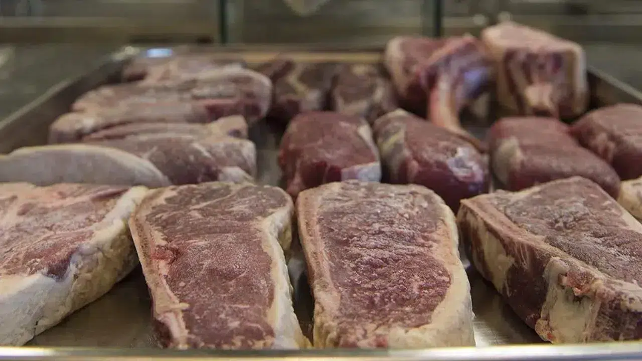 Halkın sağlığıyla böyle oynadılar! Yabancı işletmecinin kasap dükkanından dehşet çıktı