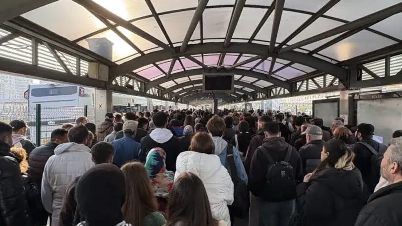 Haftanın son iş gününde 'metrobüs işkencesi': Peronlar doldu, araçlar durmadan geçti!