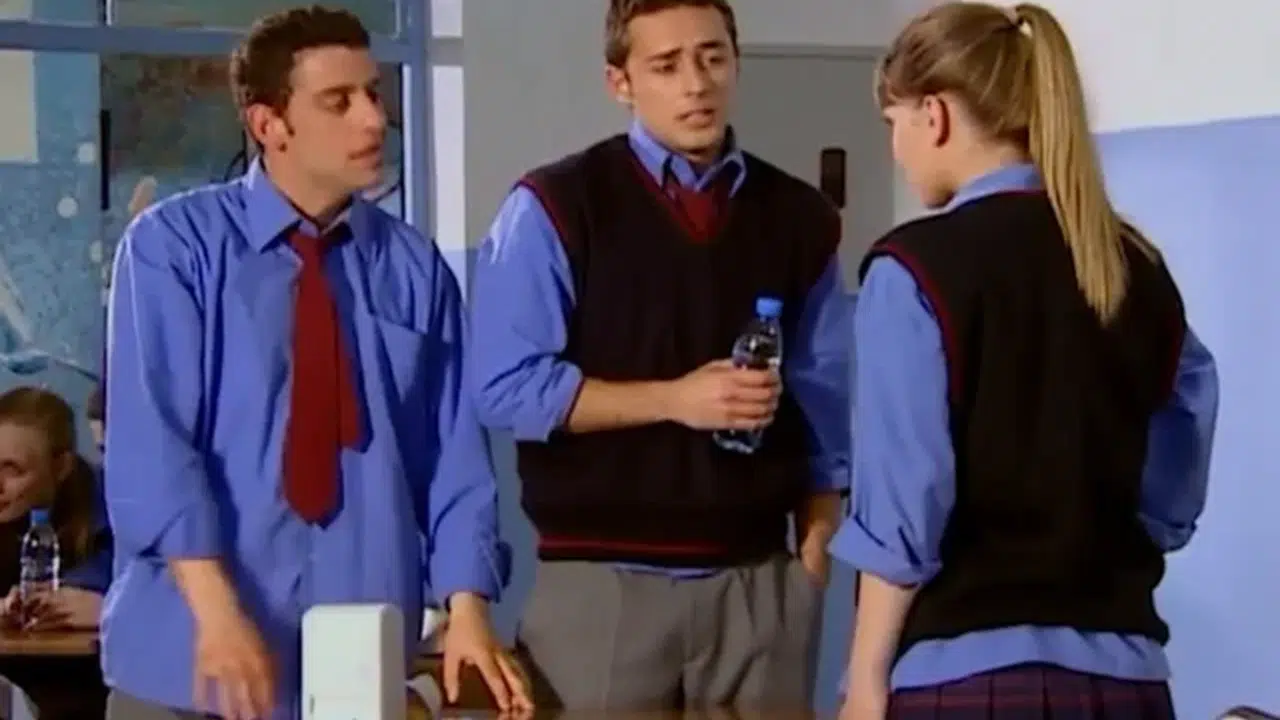 İstanbul trafiğinde 'Kavak Yelleri' esintisi: Vespa üstünde eski dostlar!