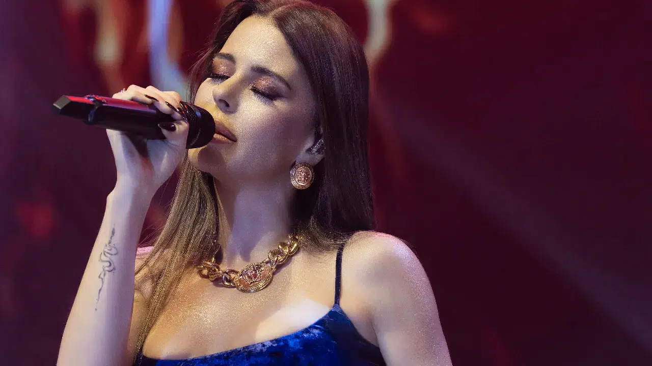 Simge Sağın mavi elbisesiyle göz kamaştırdı