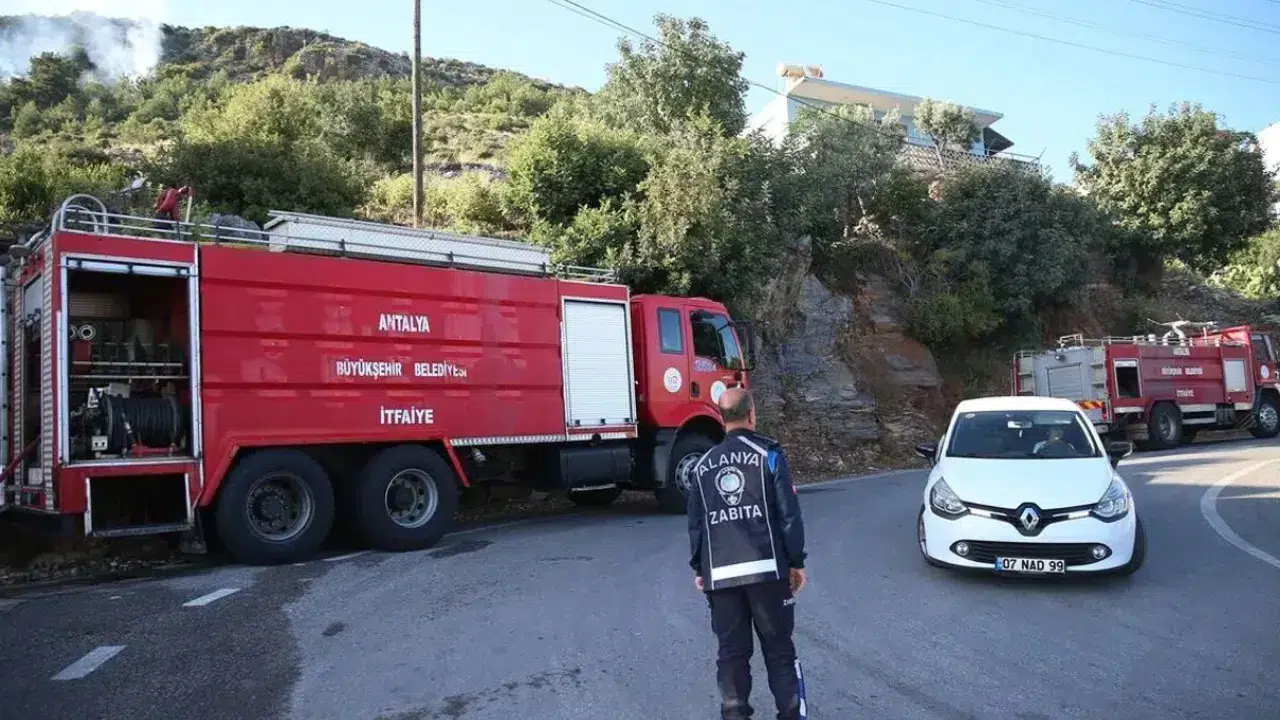 Alanya'nın Şıhlar mahallesindeki makilik yangını büyümeden söndürüldü!