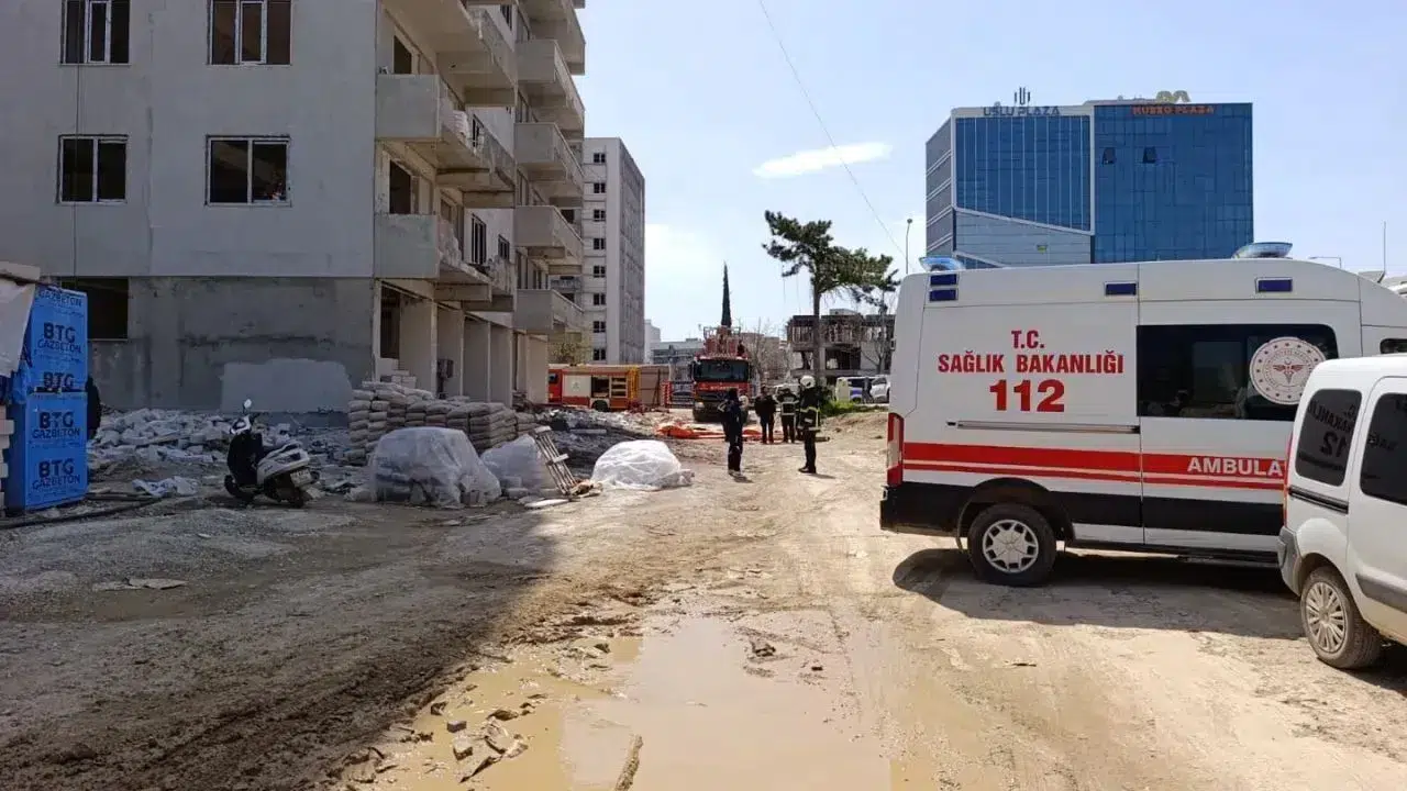 Adıyaman'da dokuz katlı binanın çatısına çıkan kişi ekiplerce ikna edildi