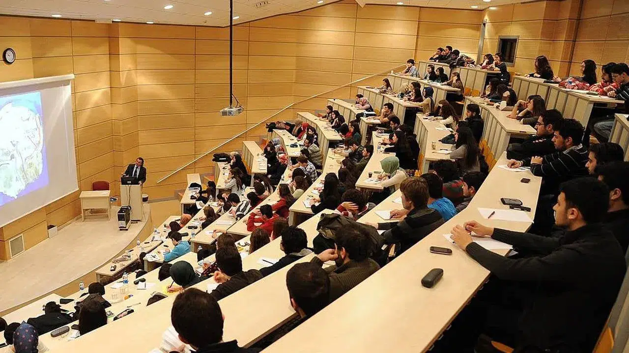 23 Nisan’da üniversiteler ders yapacak mı? Okullar tatil mi, sınavlar ertelenecek mi, kurumlar açık mı?