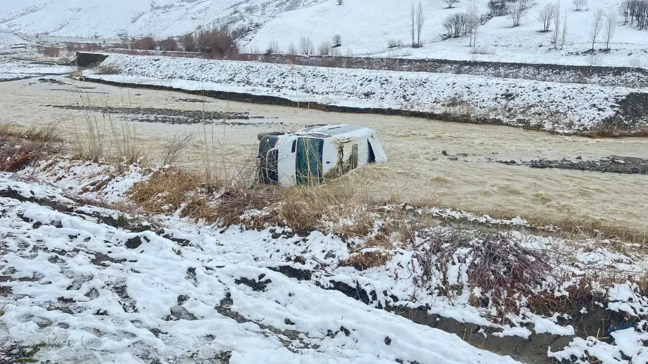 Muş'un Korkut ilçesinde yolcu minibüsü dere yatağına yuvarlandı: 8 yaralı!