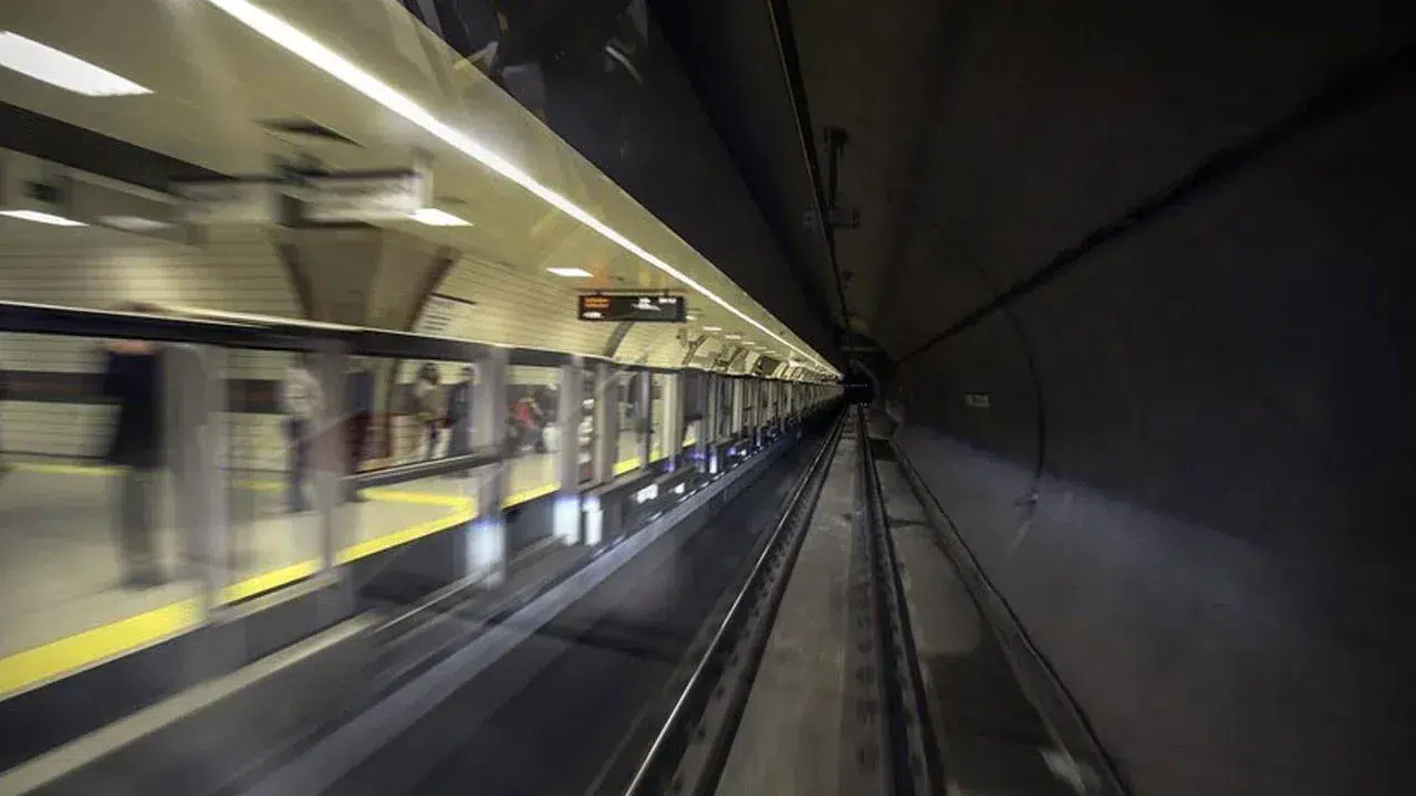 M7 hattında korkutan görüntü! Metroyu su bastı, seferler iptal edildi!