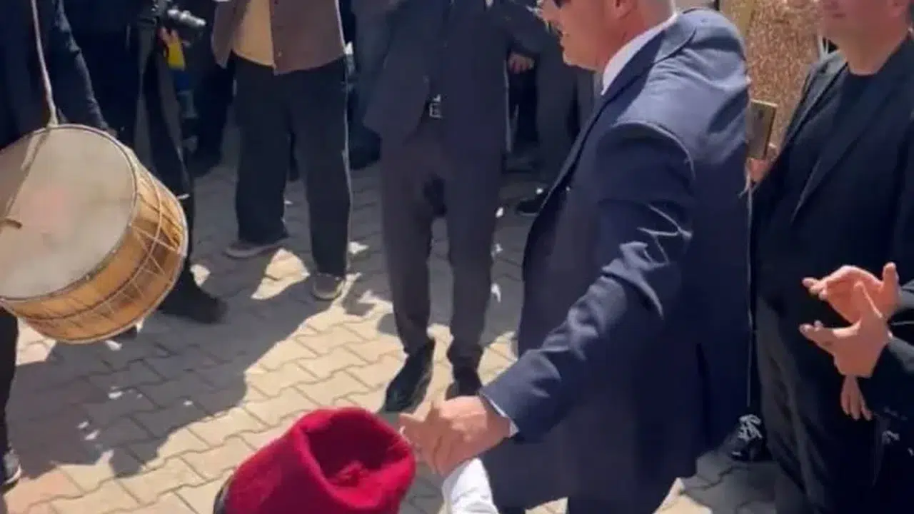 Başkan değil sanki mahallenin abisi! Sadettin Saran gençlerle omuz omuza