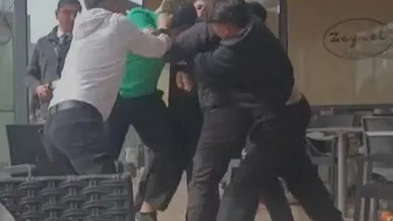 Şoke eden görüntüler! Küçük çocuk yaşıtını öldüresiye darbetti