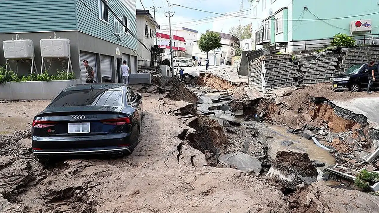 Japonya'da dev deprem: Tsunami dalgaları kıyıya doğru ilerliyor!