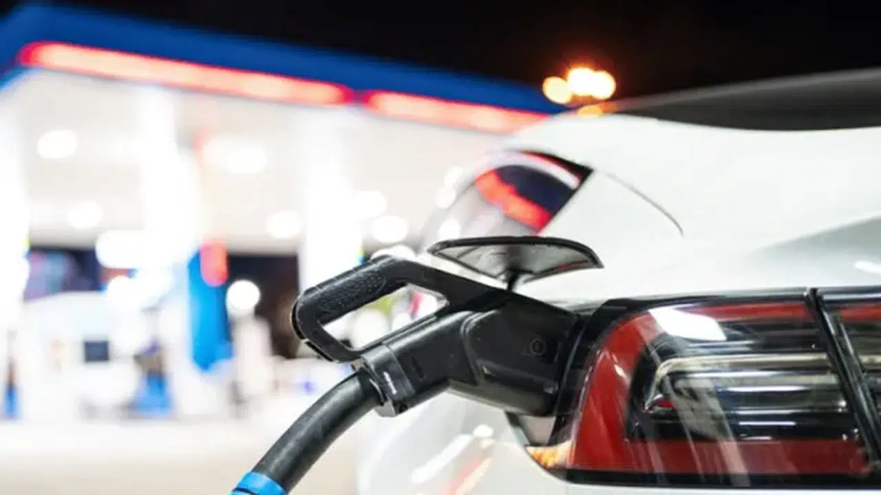 Sürücüler müjde! Akaryakıtta bayram havası: Rakamlar görülmemiş seviyeye düştü!