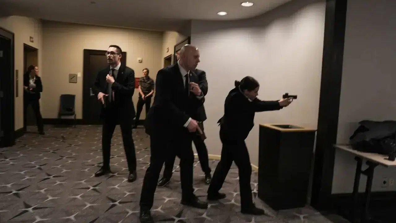 Ayakkabılarını bırakıp kaçtılar... CNN sunucusu saldırganla burun buruna geldiği anı anlattı