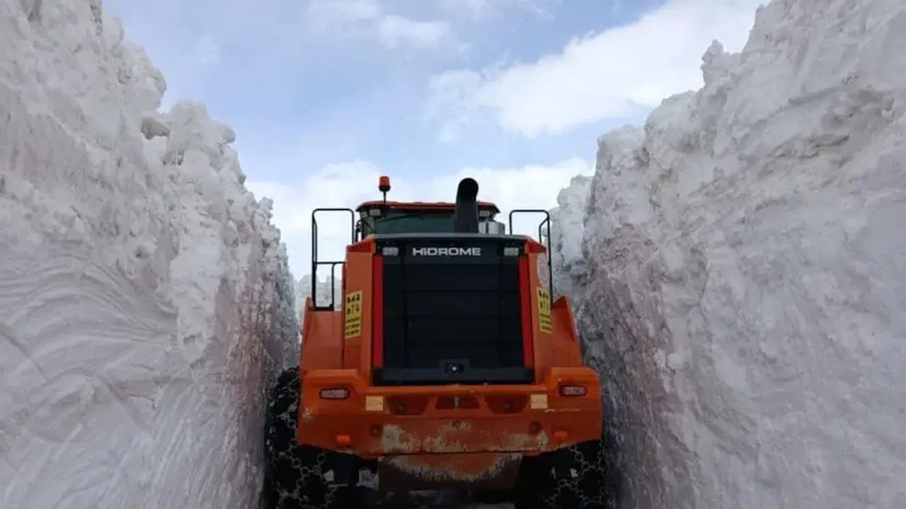 Erzincan’da beyaz esaret bitmiyor: Dev kar kütleleri yolu yuttu!