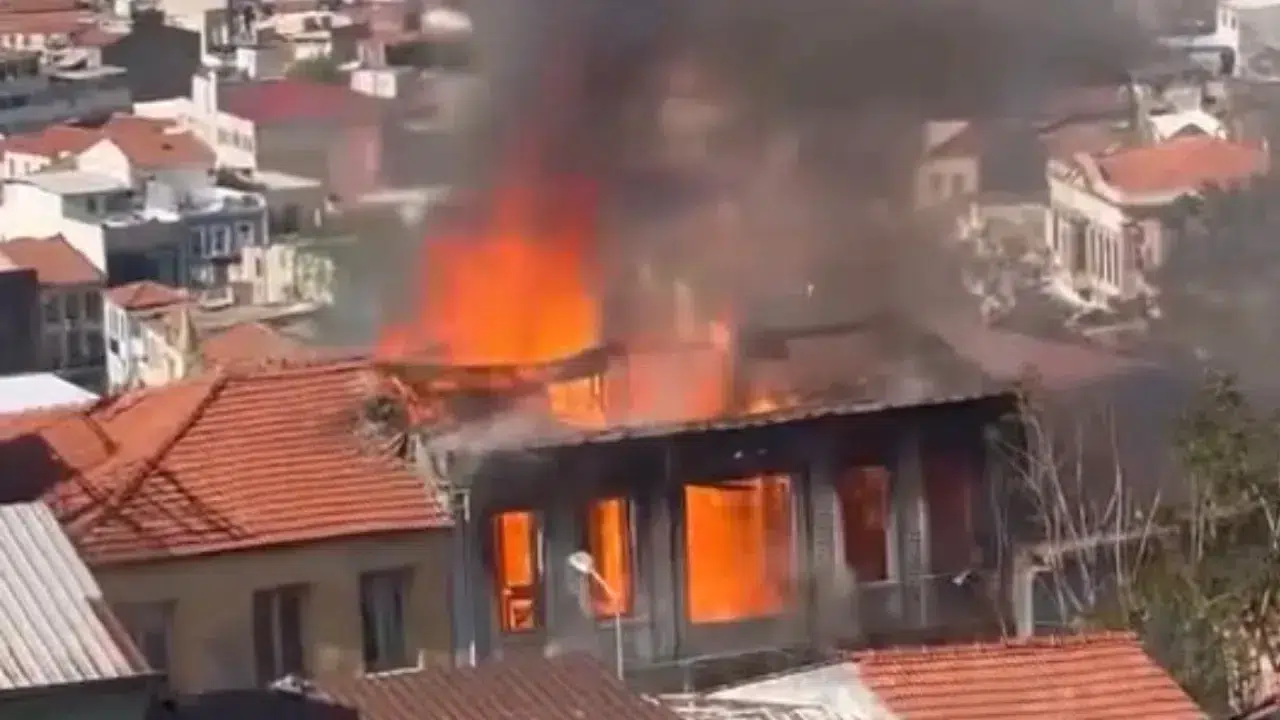 İzmir Konak'ta metruk binada korkutan yangın!
